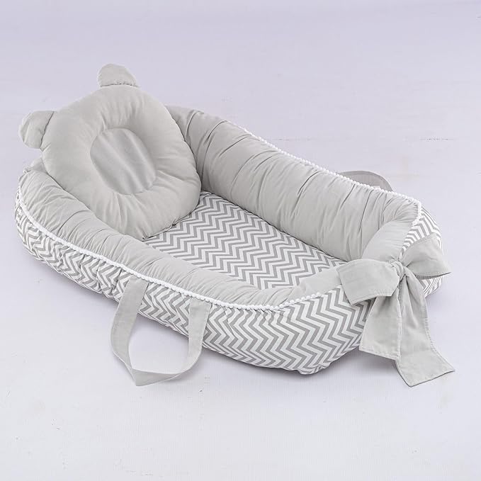 Ninho redutor de berço bebê percal 100% algodão + Almofada Anatomica Estampada Unissex (Chevron Cinza).